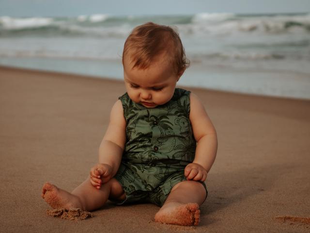 bébé à la mer